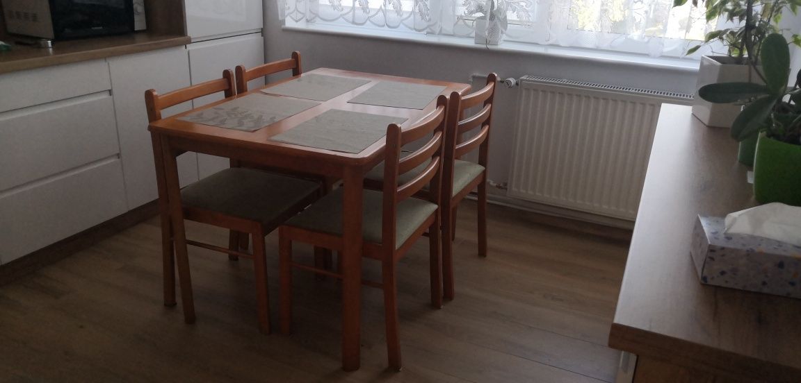 Stół plus cztery krzesła