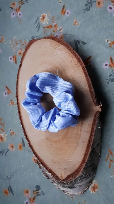 Gumka do włosów scrunchie niebieska błękitna krata kraciasta