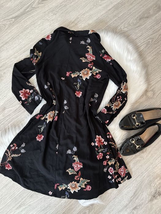 Czarna Sukienka W Kolorowe Kwiaty Luźniejsza Stradivarius S/M
