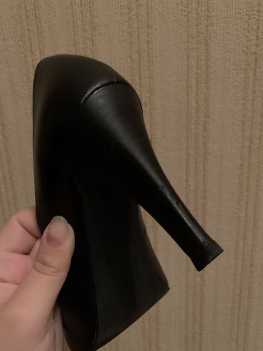 Класичні стильні шкіряні туфлі