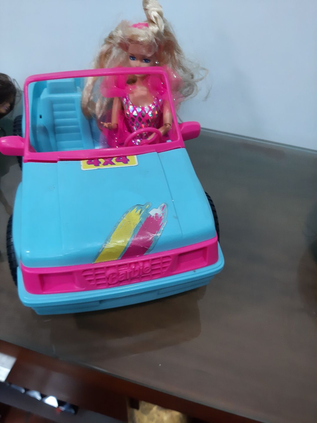 Carro barbie, com barbies.