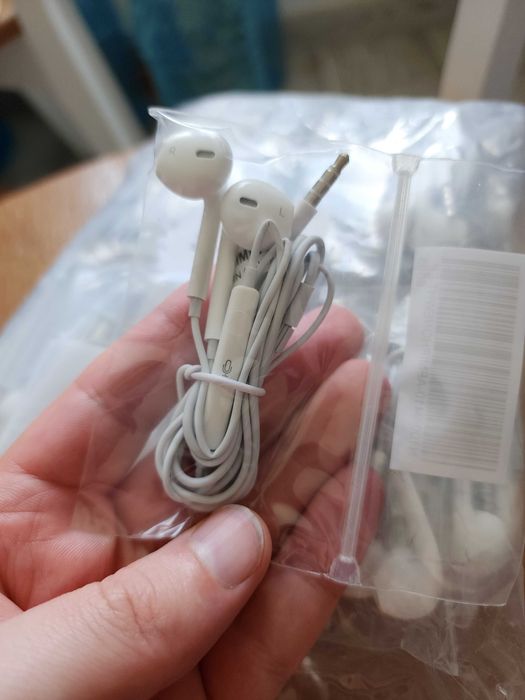 Навушники Apple iPhone EarPods with Mic 3.5 мм  одним лотом 50шт