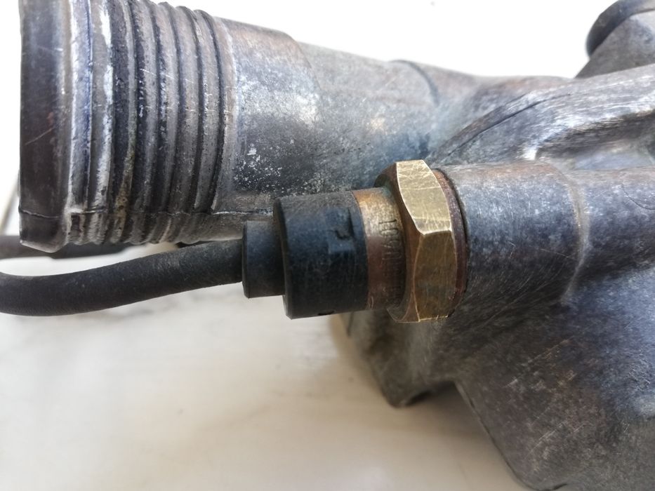 Volvo s80 2.4b 03r obudowa termostatu z czujnikiem temperatury orygina