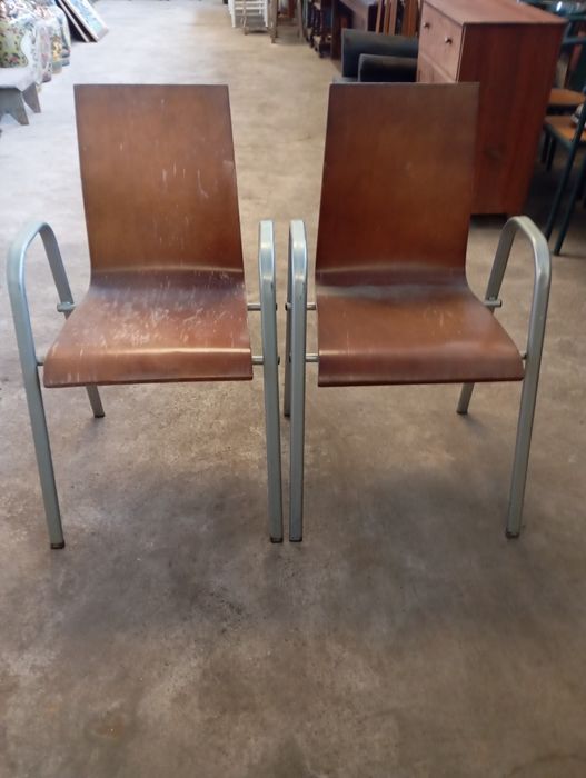 Vendo estas cadeiras muitas bonitas bom estado