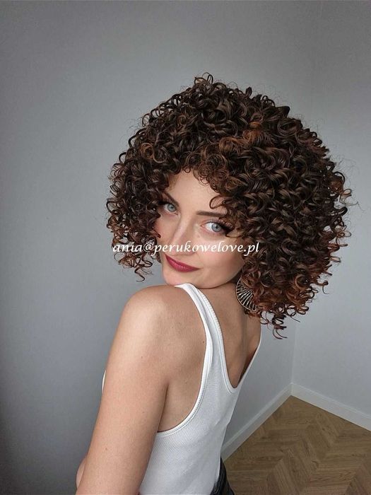 Peruka brązowa afro loki włosy jak naturalne