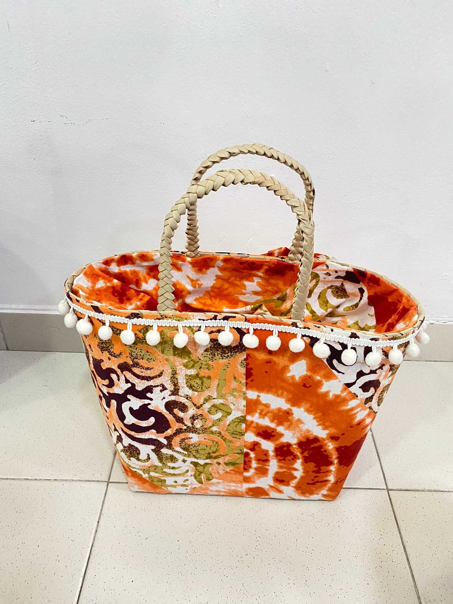 Cesta pequena de verga forrada com tecido africano