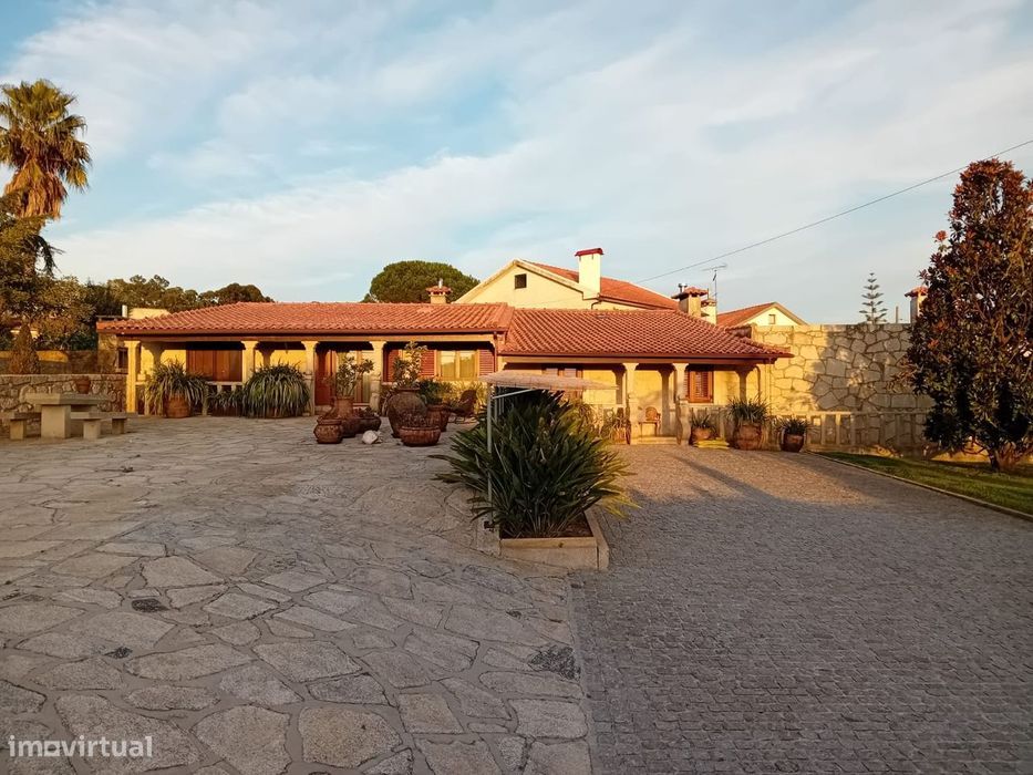 Moradia térrea T4 em pedra com 386m2 e terreno com 6.000m2, anexos.