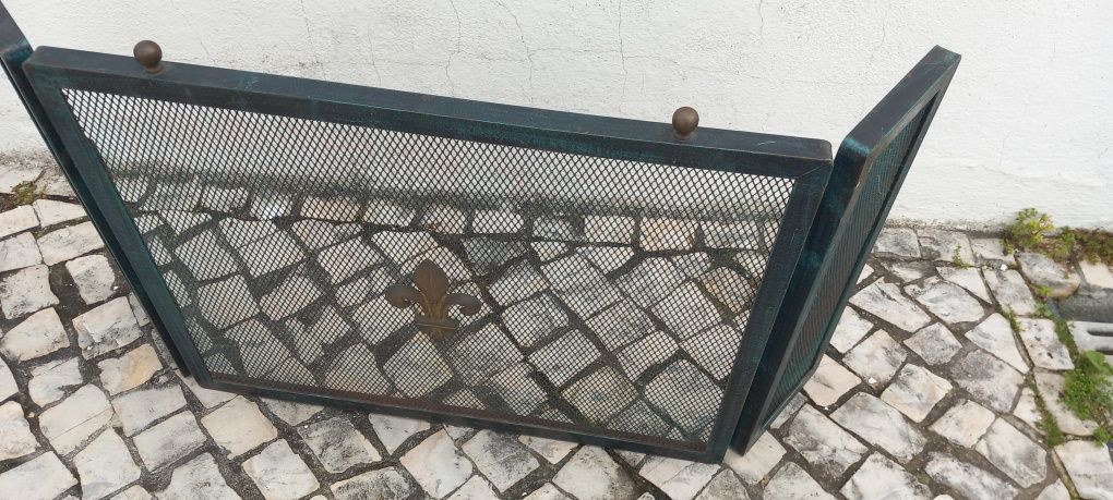 Dois cestos metálicos para lenha e uma proteção para lareira