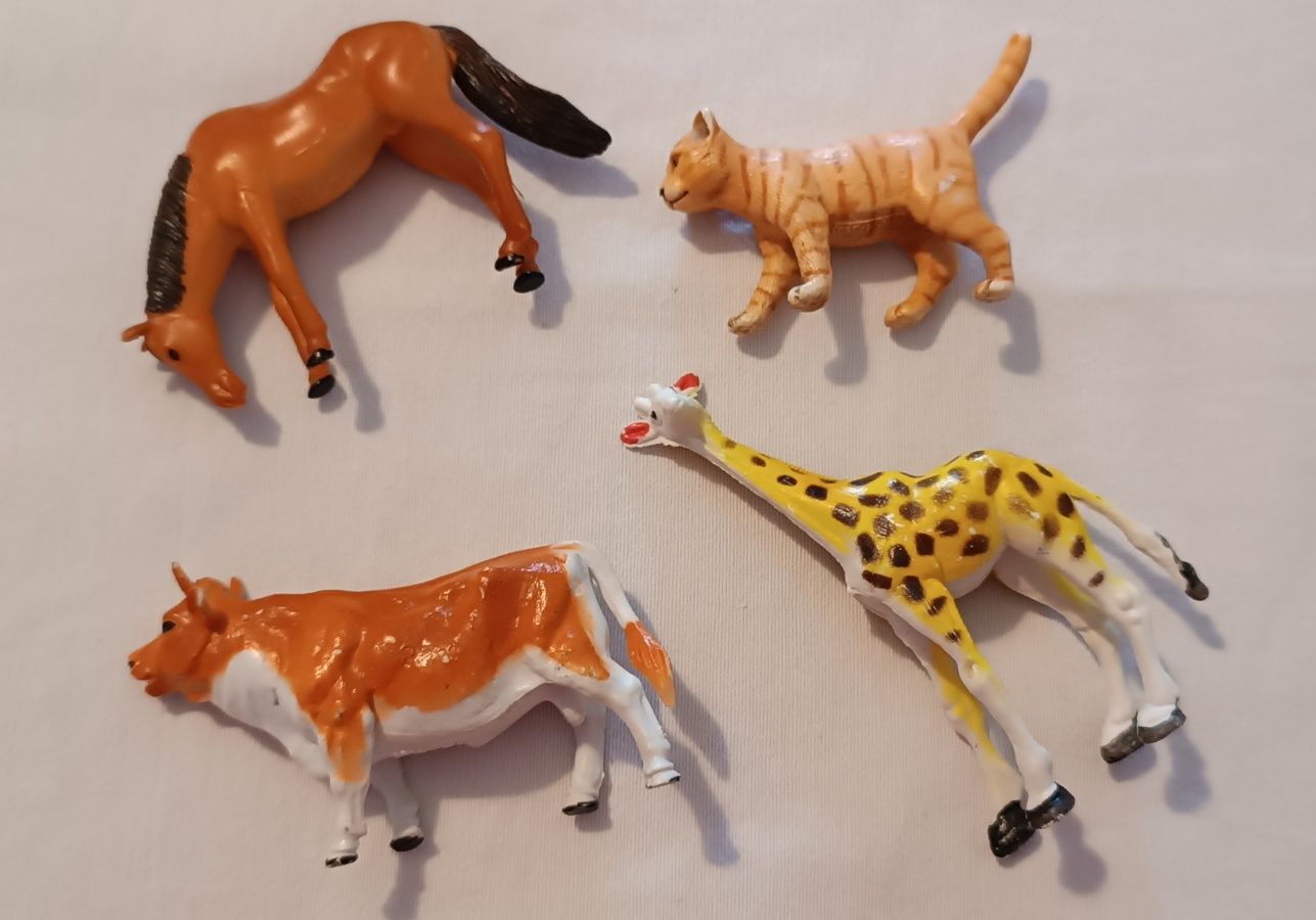 Girafa, Cavalo, Iena e Vaca. 7 a 10 cm.