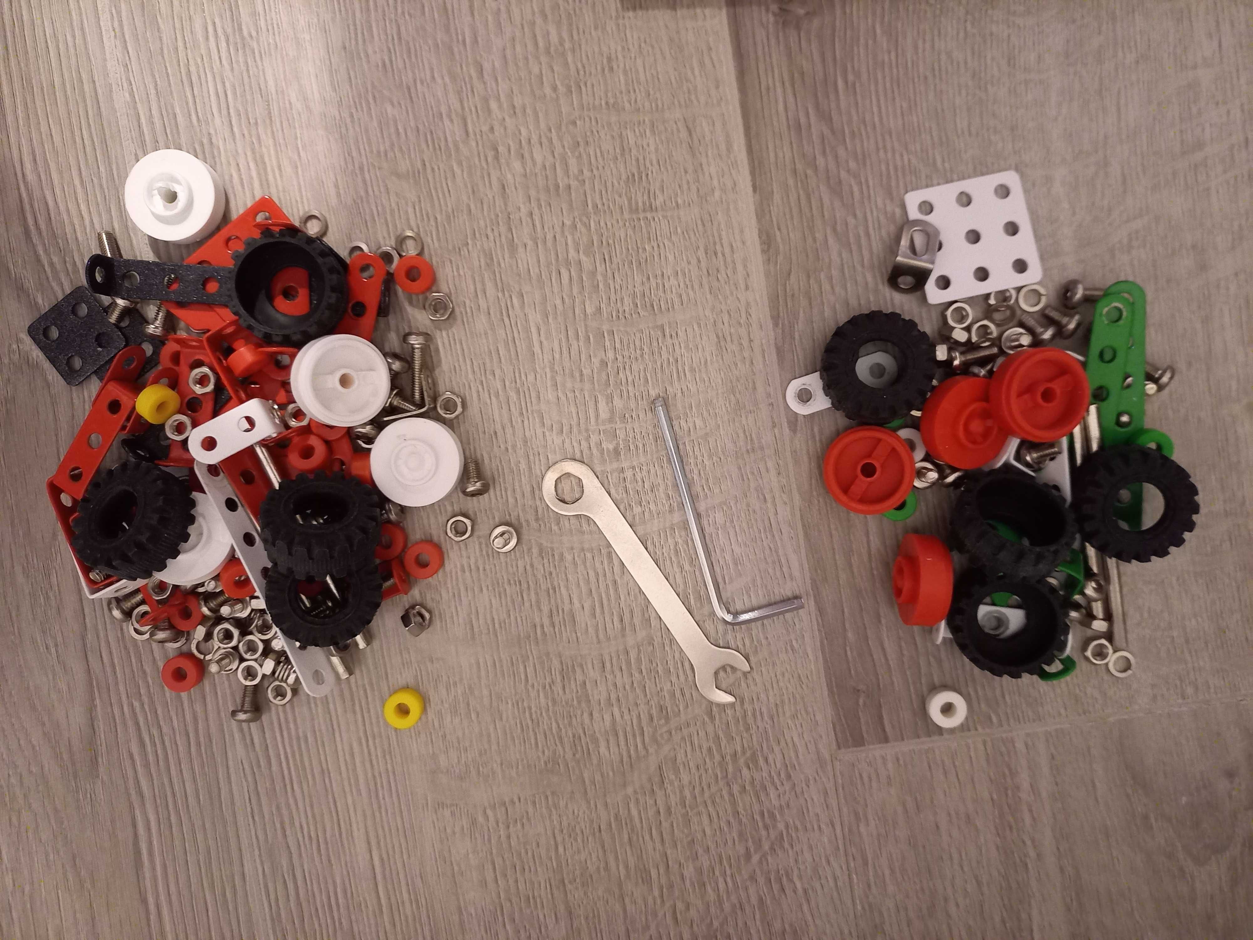 Zastaw Mały konstruktor 8+ pojazdy