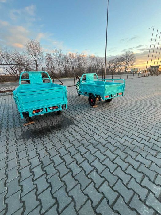 Самосвальний електричний трицикл.