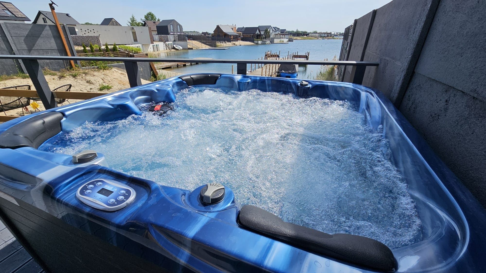 Wolne terminy, dom letniskowy z prywatną plażą i jacuzzi nad jeziorem