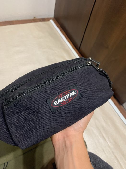 Сумки через плече від бренду eastrak