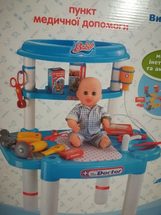 Набор доктора.Столик 63 см,инструменты,в большой коробке 62-39-9 см