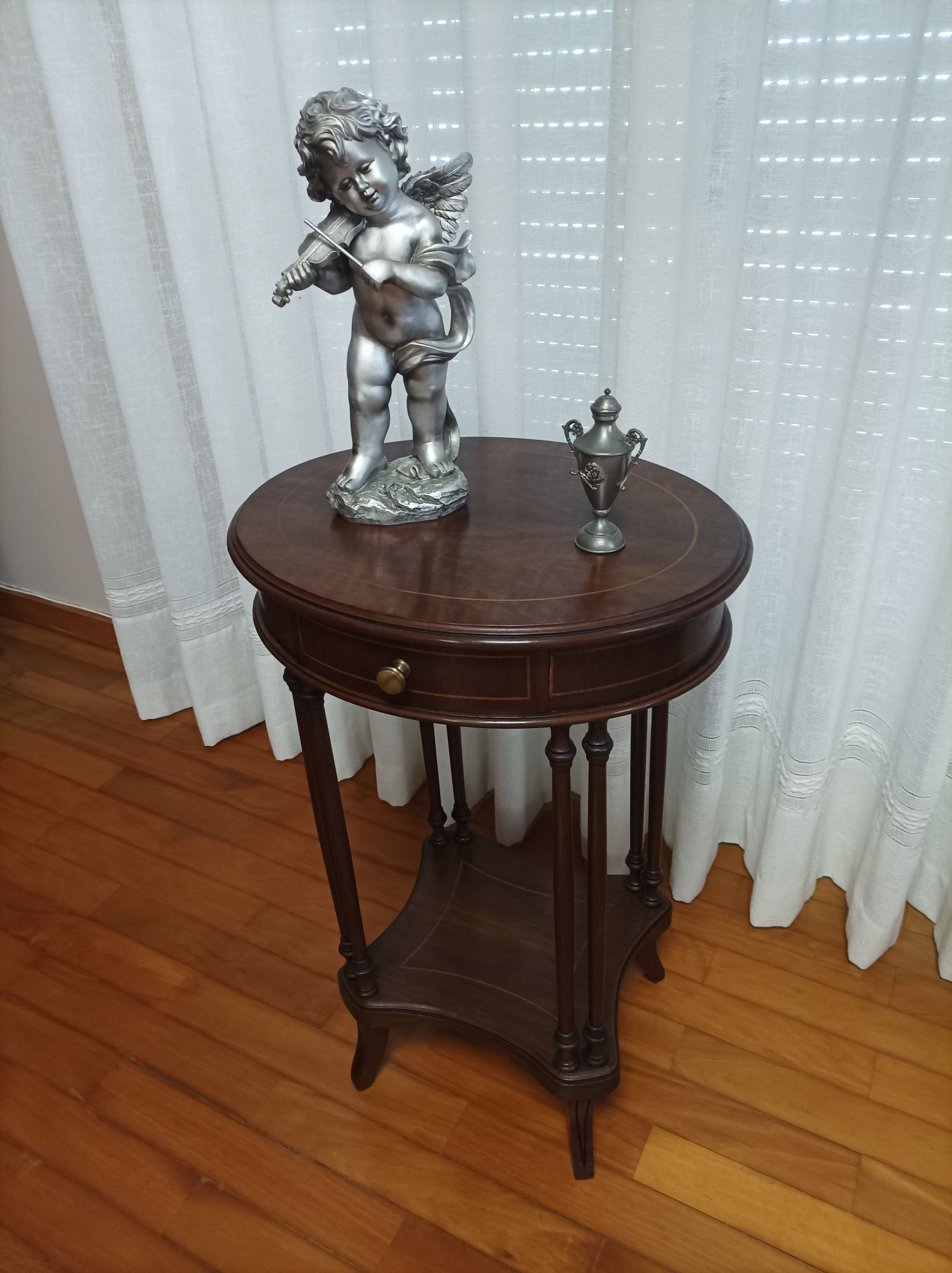 Mesa antiga de apoio restaurada estilo inglês ovalizada