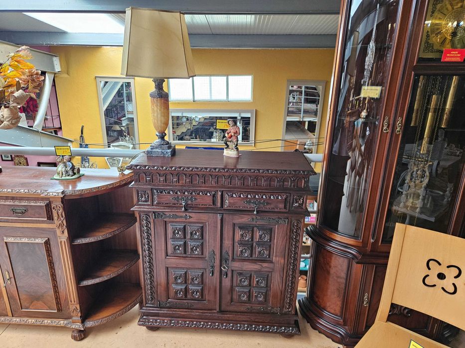 Móvel antigo em madeira trabalhada - óptimo estado