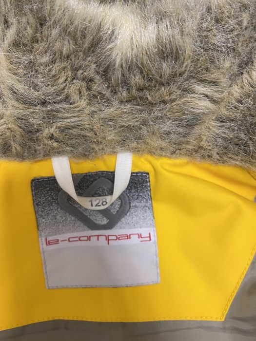 Дитяча парка на дівчинку