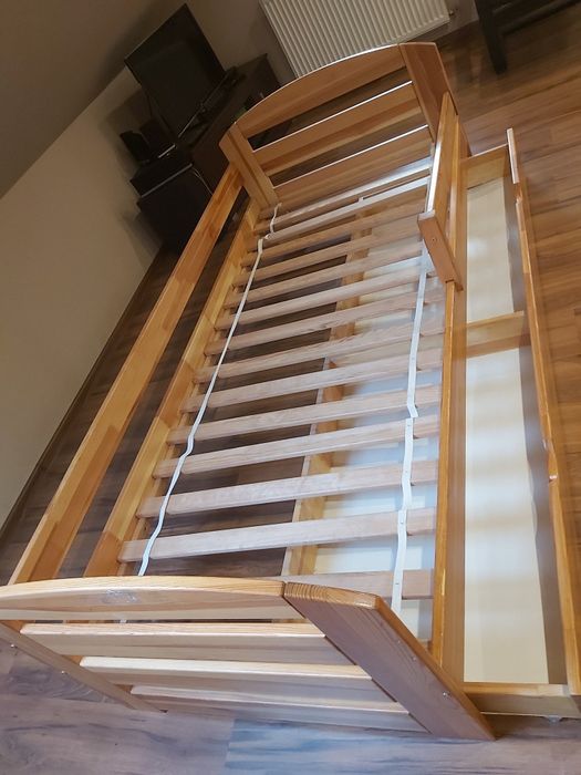Łóżko drewniane 90x200 z szufladą i barieką