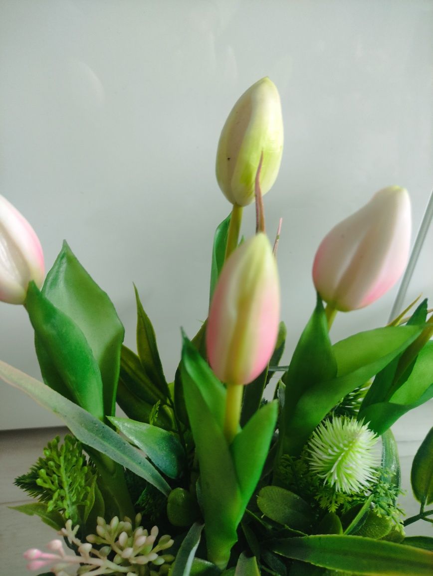 Kompozycja kwiatowa, dekoracja, tulipany silikonowe