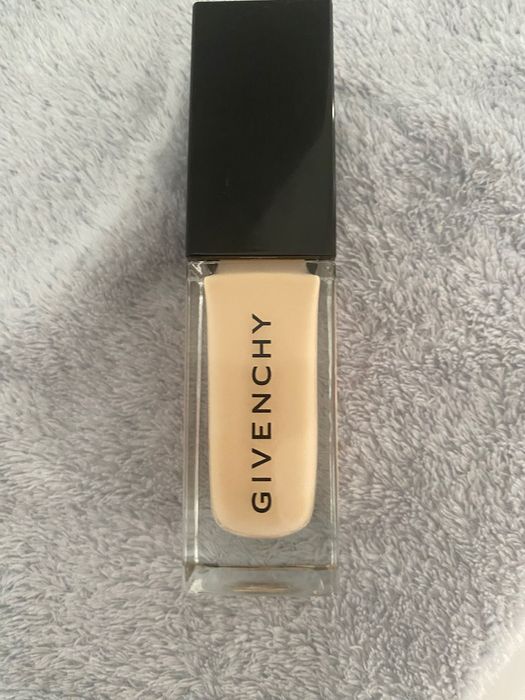 Givenchy Prisme Libre Skin-Caring Glow Foundation