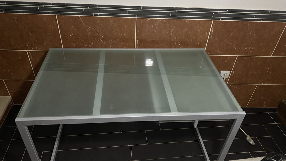 Mesa de vidro com estrutura em aluminio