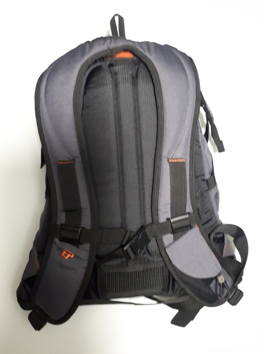 Mochila Eastpak com bolsa para bola  (NOVA)