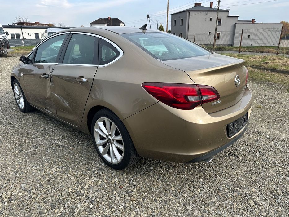 Opel Astra Sprowadzony uszkodzony bogata wersja 1.4 Cosmo ładny