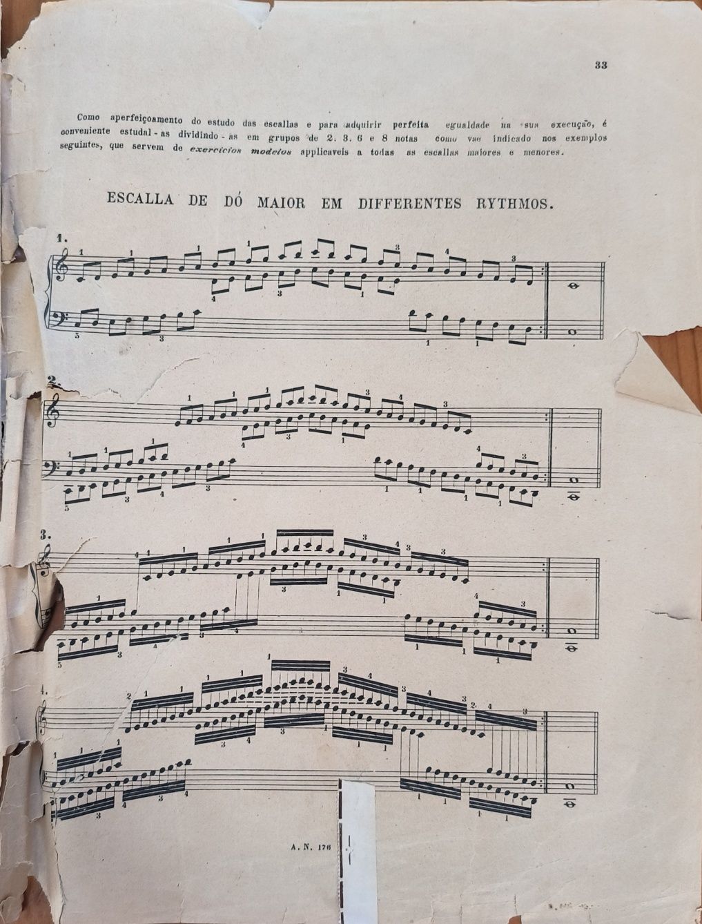 Livro Antigo de Exercícios de Piano - Conservatório de Lisboa (J. A. V