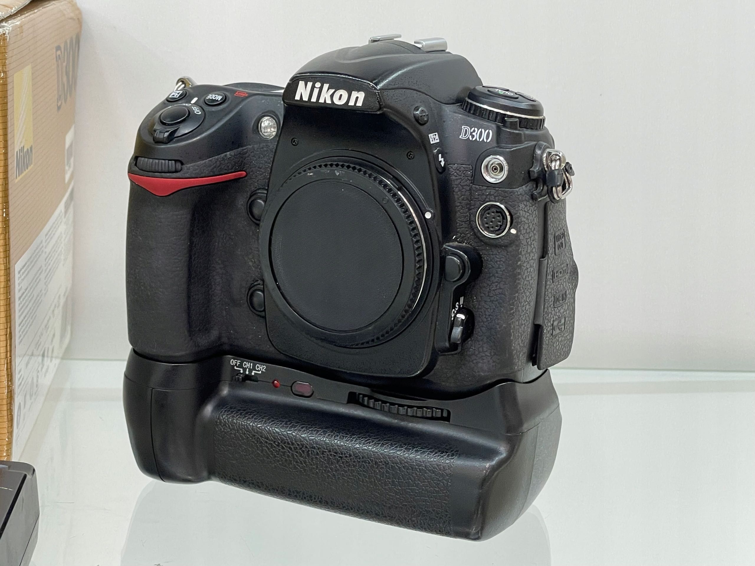Lustrzanka cyfrowa Nikon D300 Body + grip