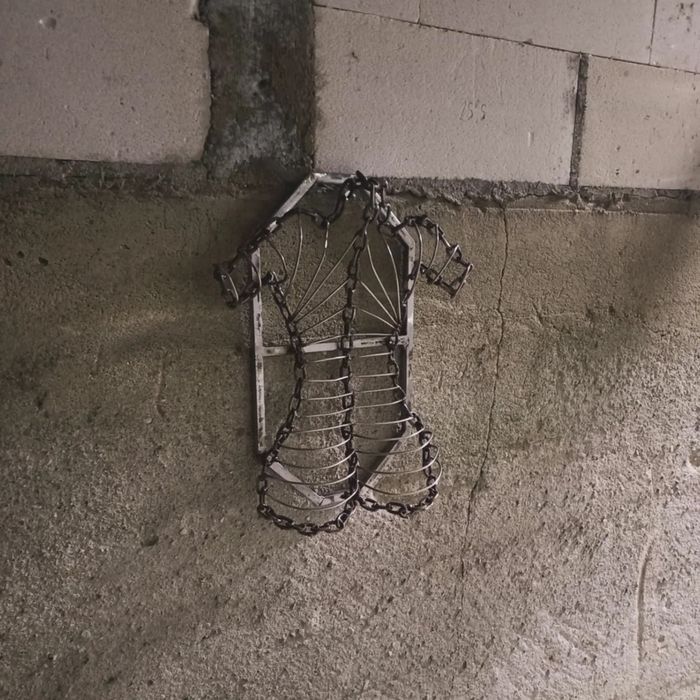 Rzeźba z metalu kobieta