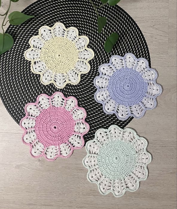 Serwetki wykonane na szydełku. 4 sztuki. Vintage