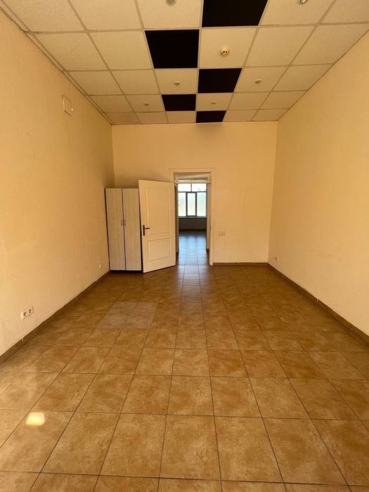 Комерційне  приміщення на жд вокзалі 215 м.кв. 100 та 115 м ка