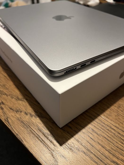 MacBook Air (13", M2 series)