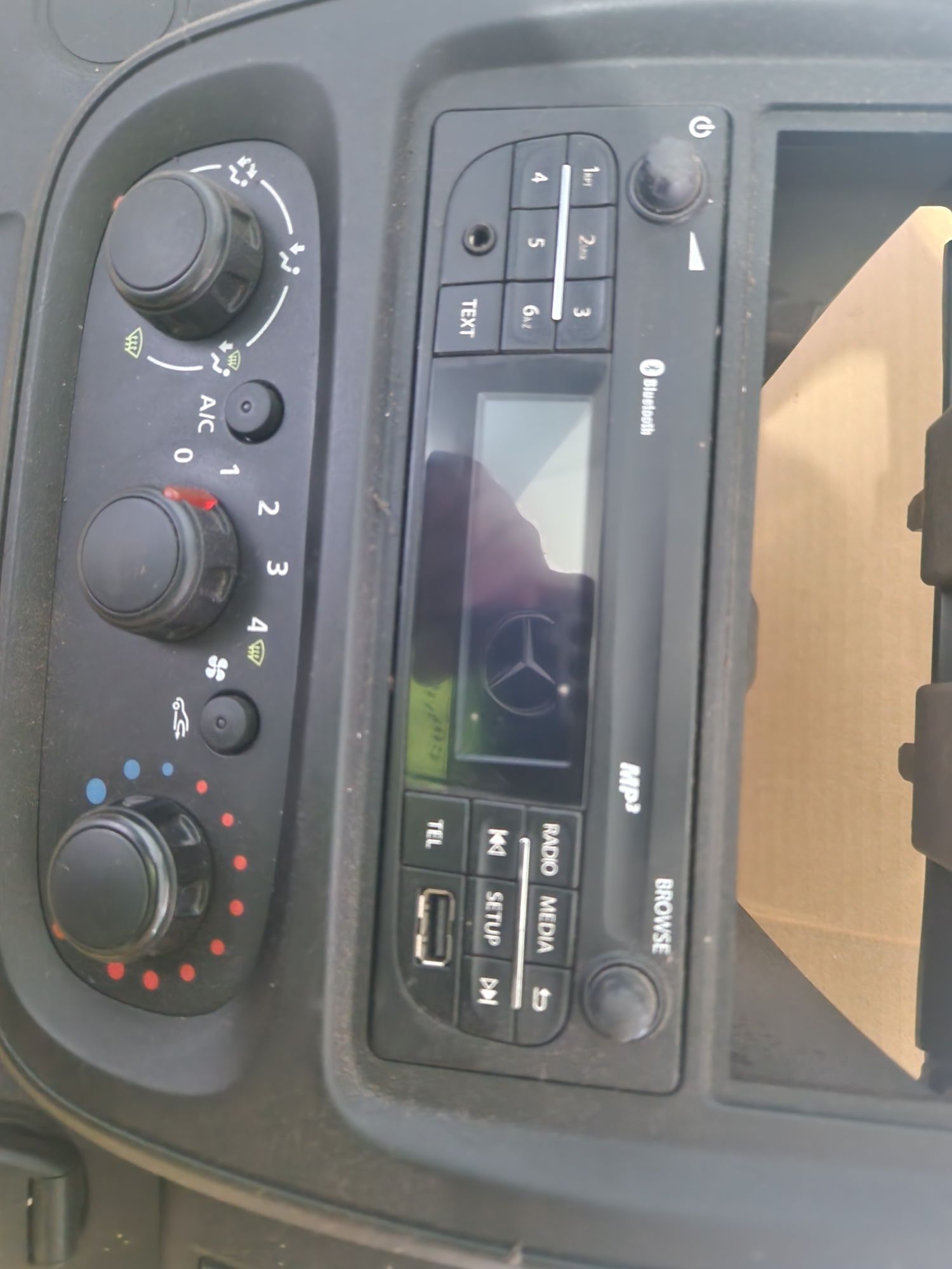 Panel klimatyzacja radio ramka Vivaro B trafic 3 nissan nv300