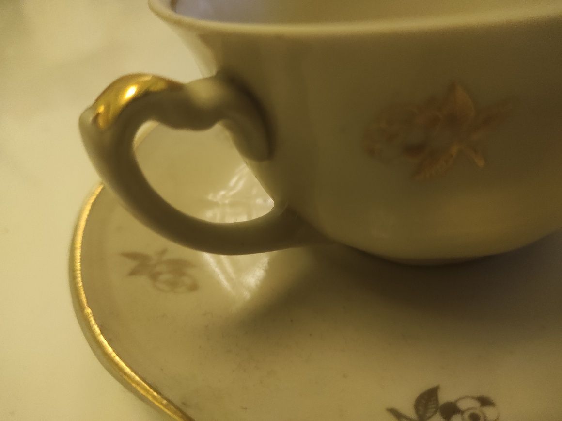 Porcelana Chodzież - filiżanka ze spodkiem, złoty kwiatek - relikt PRL
