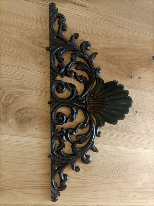 Peça em madeira trabalhada de cabeceira