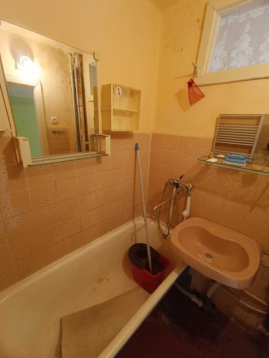 2 кімнатна КВАРТИРА 54 кв.м біля АТБ, житловий стан, 2 балкони, лоджія