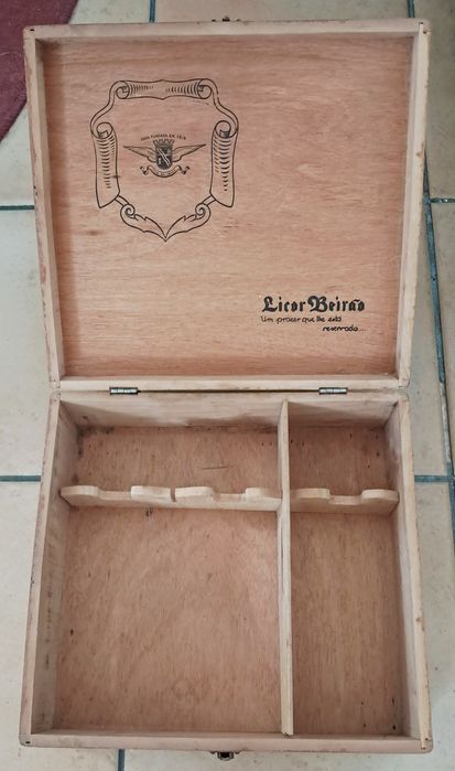 Caixa de madeira licor beirão
