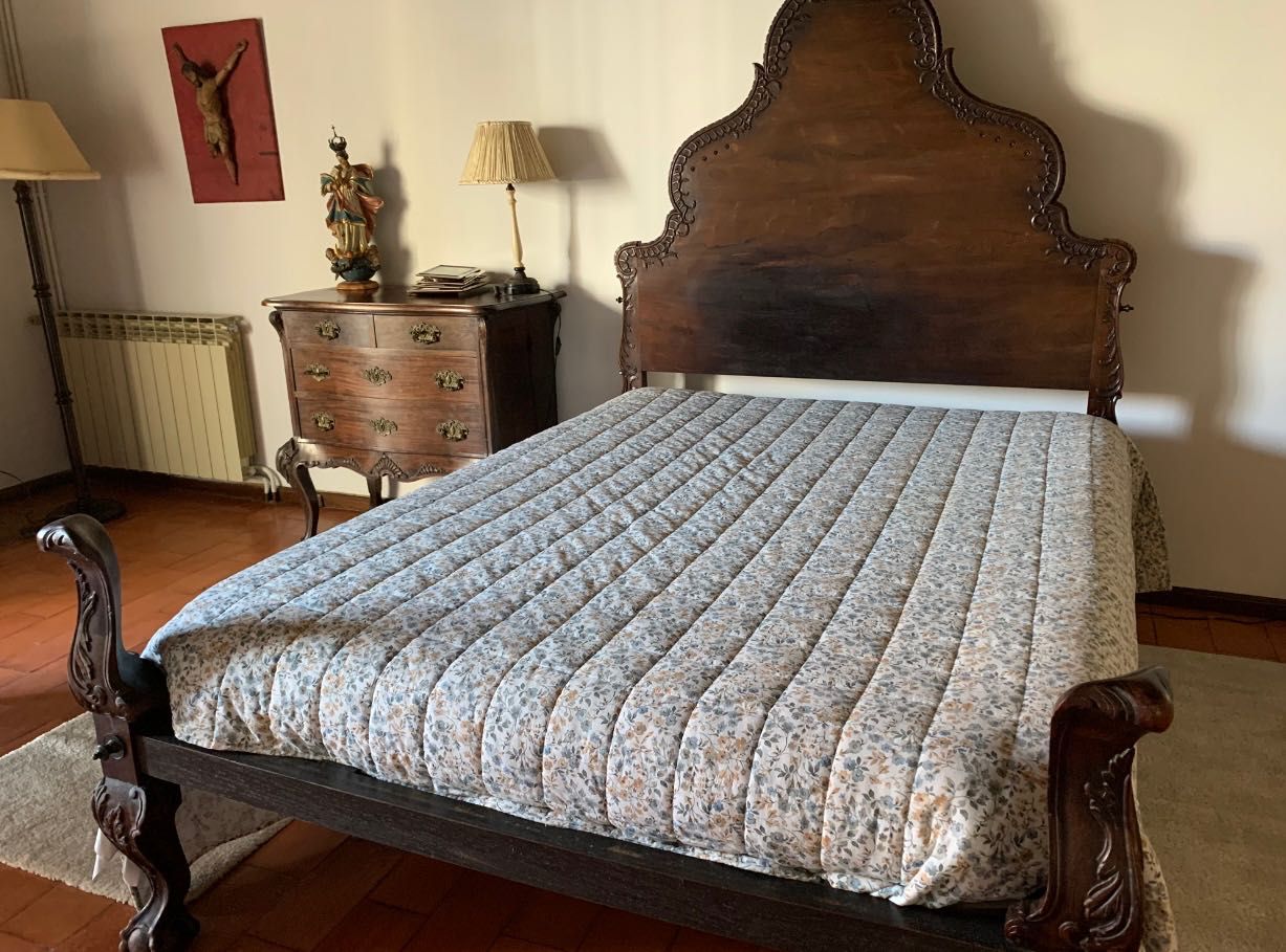 Cama antiga com colchão , cabeceira em pau santo