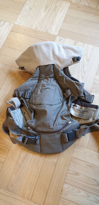 Stokke Nosidełko My Carrier Brown + Śliniak do nosidełka