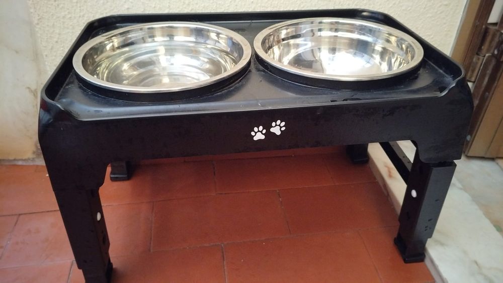 Comedouro regulável para cães porte médio/ grande em óptimo estado