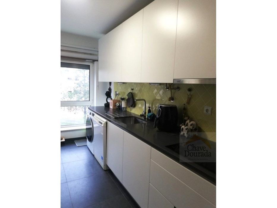 Apartamento T2 com aparcamento no Vale das Flores