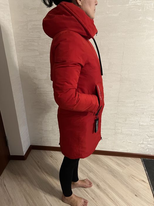 Зимова червона парка