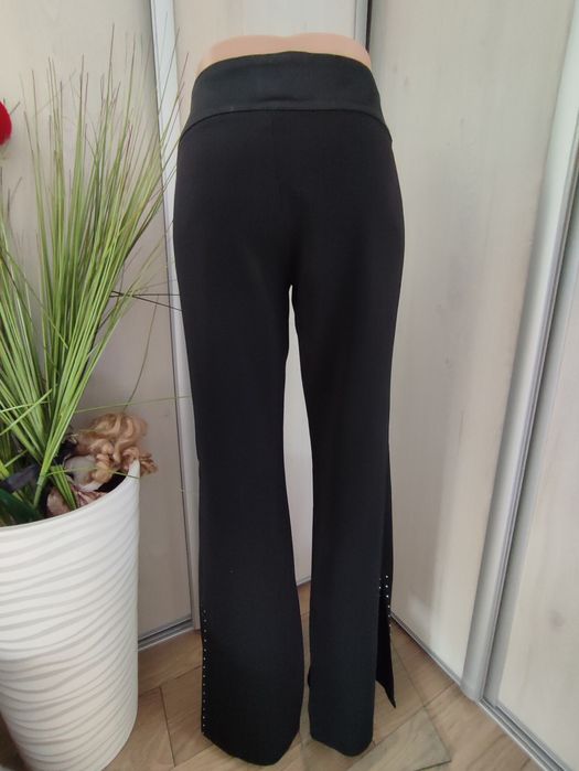 Spodnie damskie , czarny dzwony, cyrkonie i atłasowy pas marki Trapez