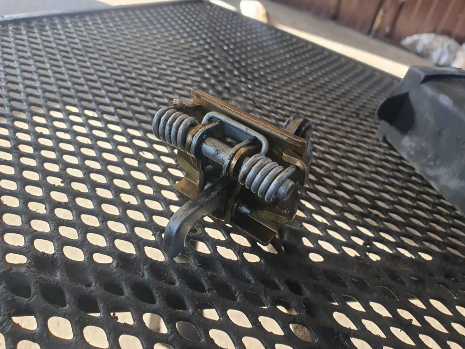 Ogranicznik drzwi lewy przod Peugeot 307 oryginal nie uszkodzony