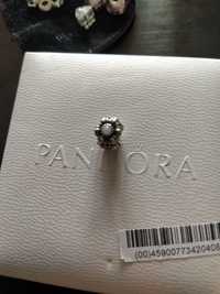 Charms Pandora kwiatek z białym kamieniem.