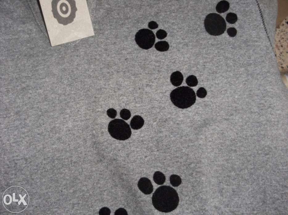 Blusa cinza juvenil com desenhos de patas de gato