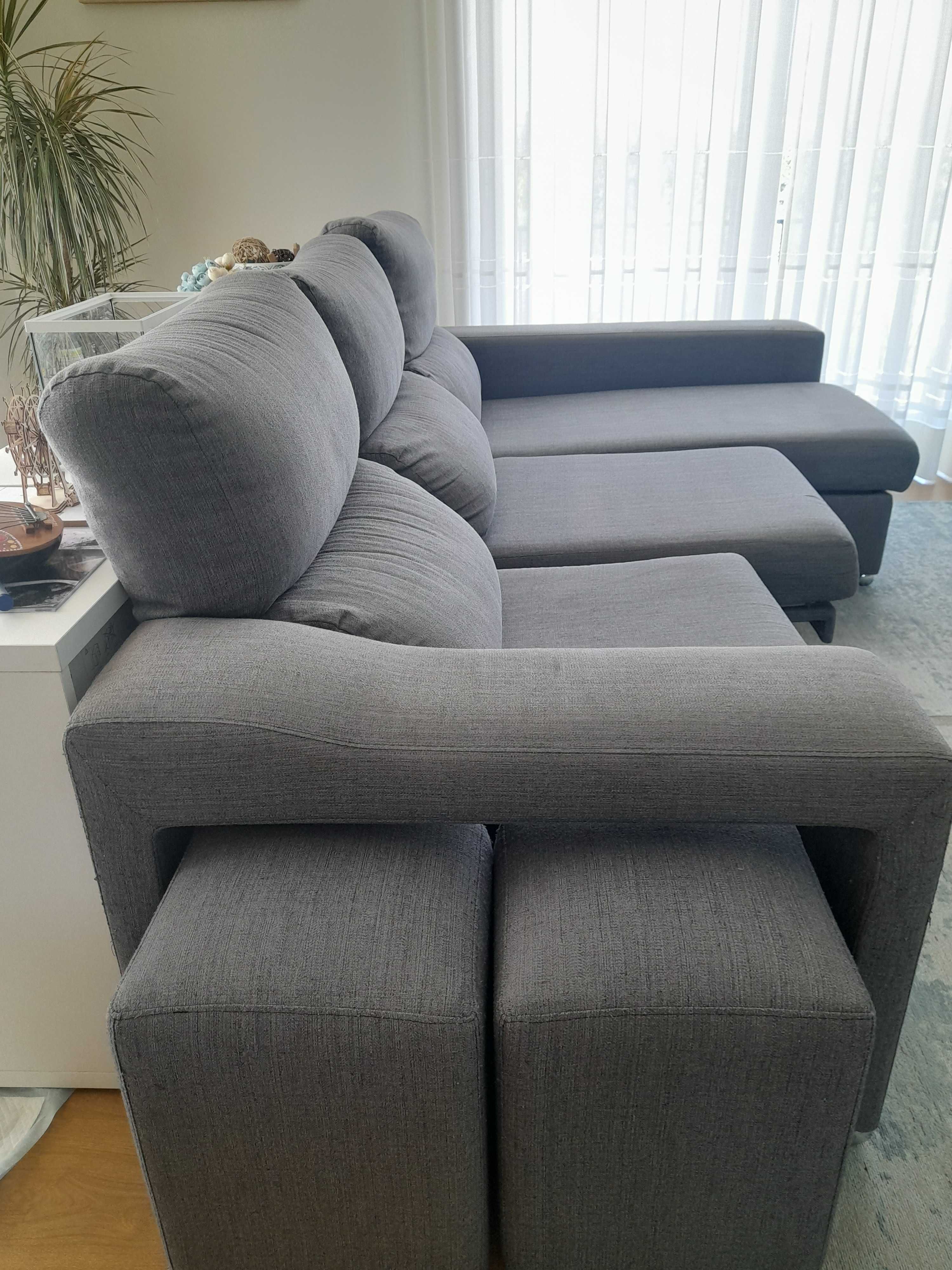 Sofá- chaise longue de arrumação, encostos oscilantes. bancos laterais