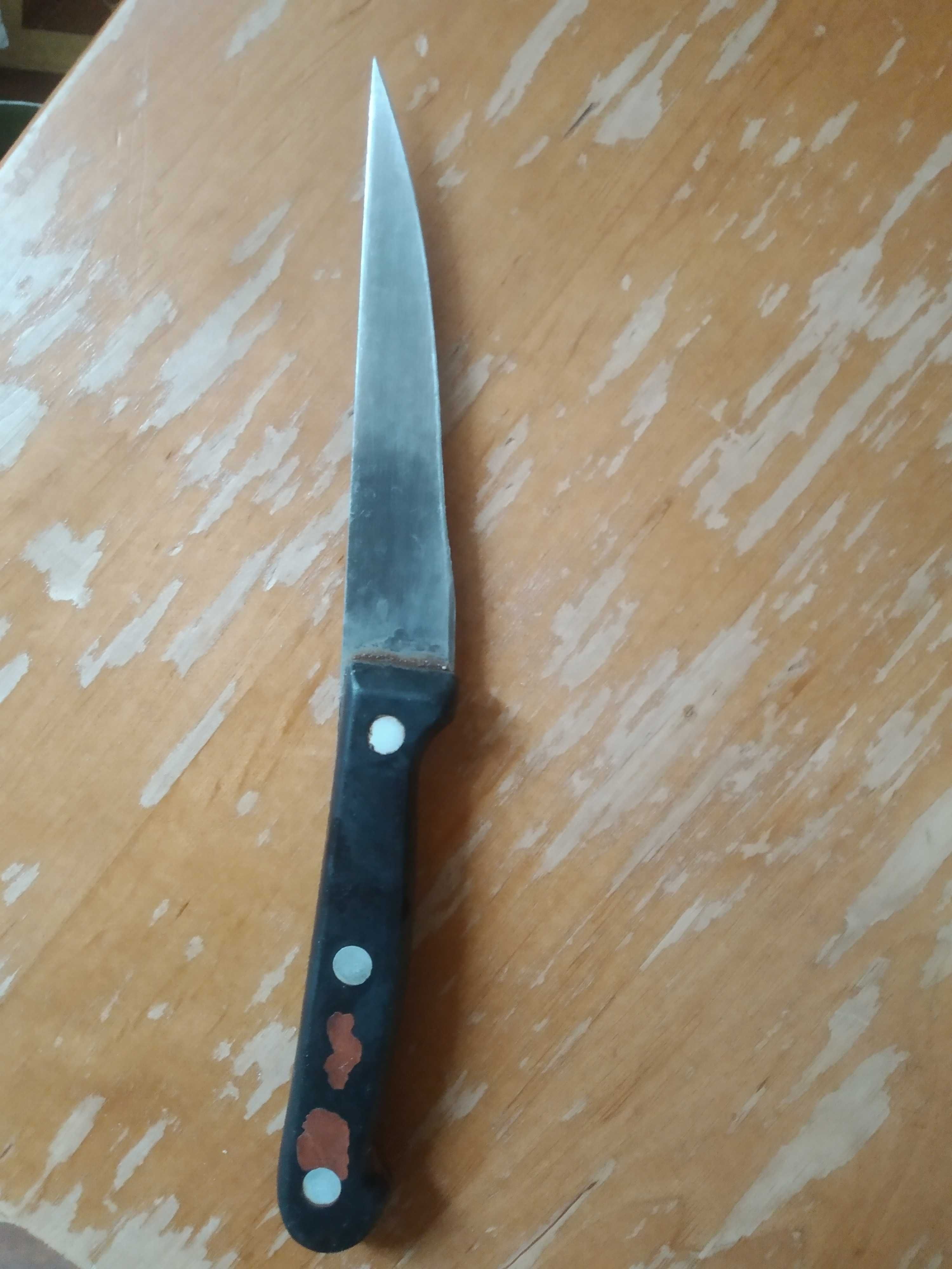 Продам невеликий ножик для м'яса з гострим кінцем.