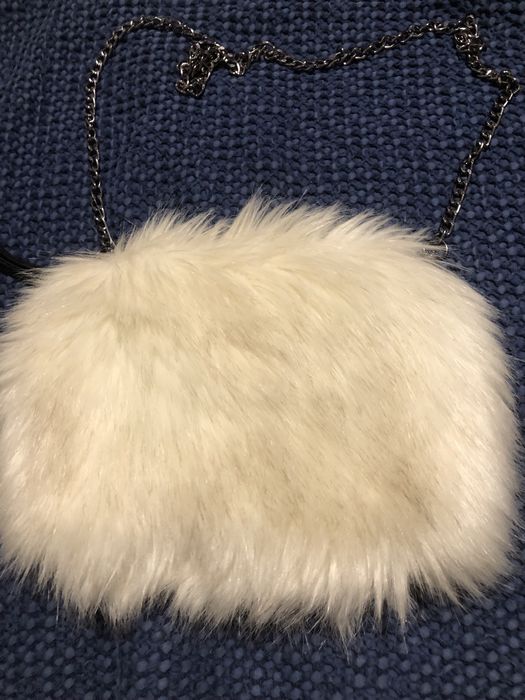 Mala com pelo com corrente a tiracolo, ou pega